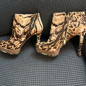 Vince Camuto Brown Ankle Boots with Sleek Silhouette